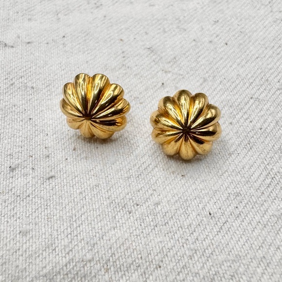 Vintage Gold-toned Floral Stud Earrings - Picture 3 of 5